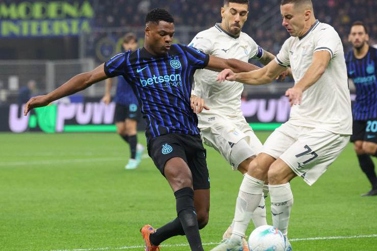 Dumfries in azione con la maglia dell'Inter