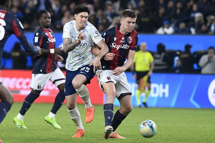Emil Holm, terzino del Bologna, a duello con Alessandro Bastoni, difensore dell'Inter, in semifinale di Supercoppa