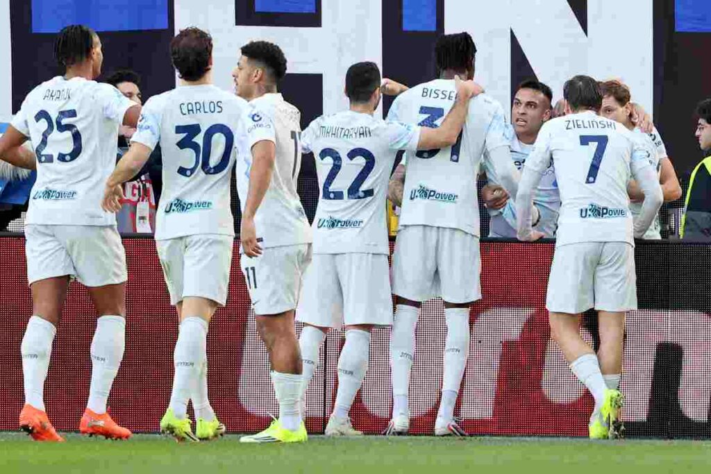 Giocatori Inter esultano dopo un gol