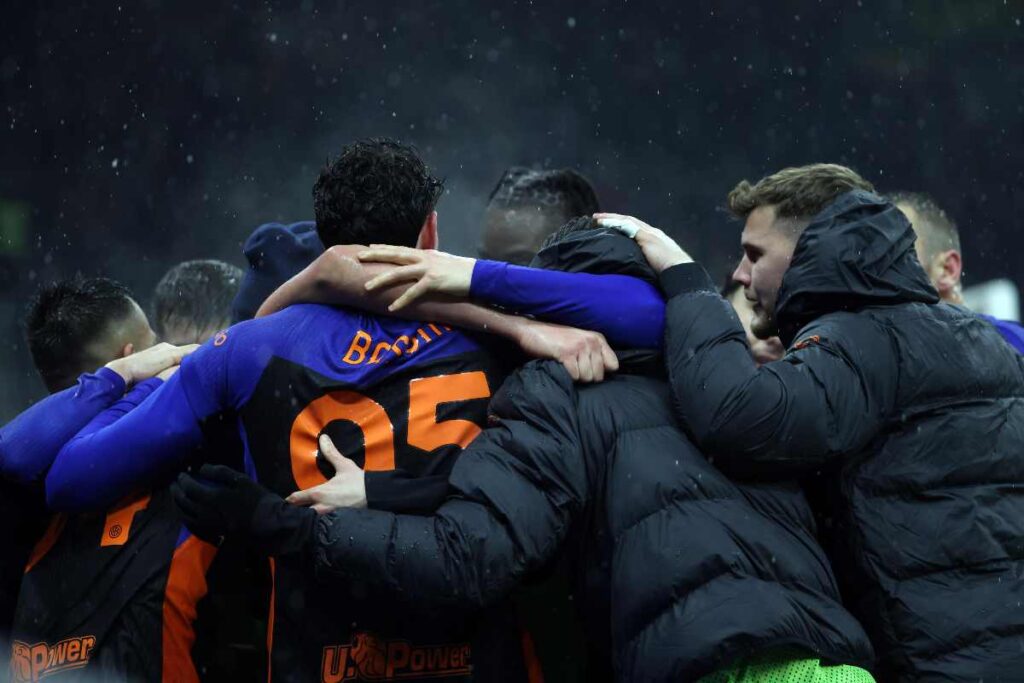 Giocatori Inter abbracciati