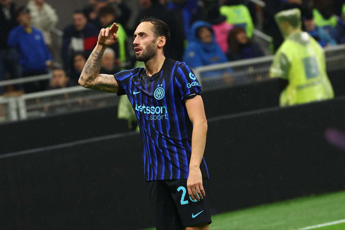 Hakan Calhanoglu in campo per la Serie A 2025