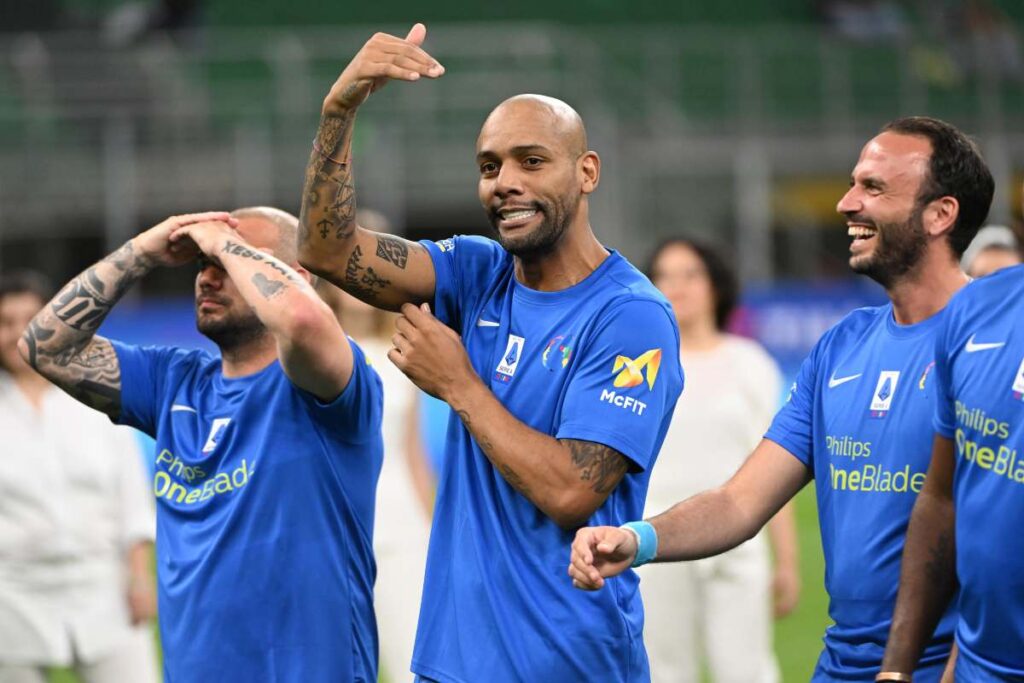 Maicon, ex terzino dell'Inter, nel corso di un match di beneficenza a San Siro