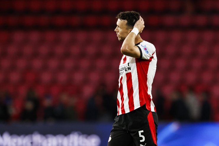Ivan Perisic sconsolato con la maglia del PSV