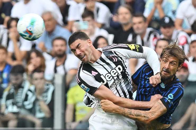 Francesco Acerbi in campo contro la Juventus