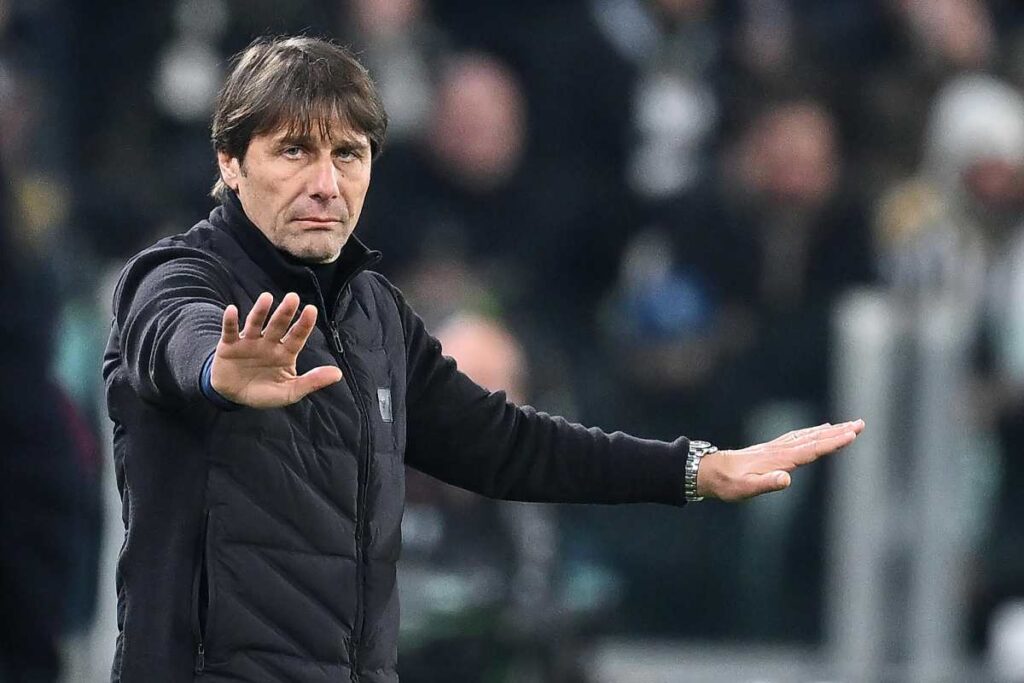 Antonio Conte, allenatore del Napoli, guida la sua squadra durante una partita di Serie A nel 2026, mostrando determinazione e strategia dalla panchina.