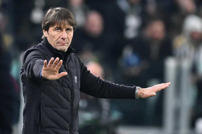 Antonio Conte, allenatore del Napoli, guida la sua squadra durante una partita di Serie A nel 2026, mostrando determinazione e strategia dalla panchina.