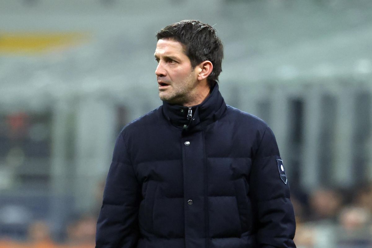 Chivu osserva la partita dell'Inter in Serie A dalla panchina