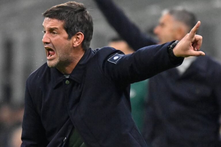 Chivu dà indicazioni durante la partita