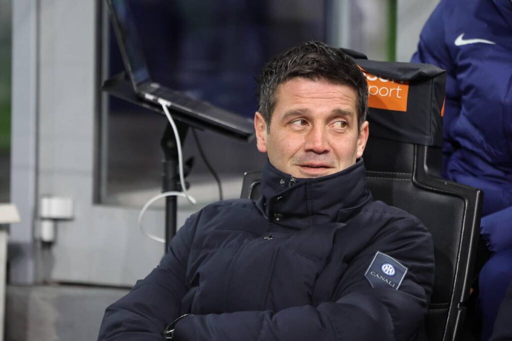Cristian Chivu siede sulla panchina dell'Inter