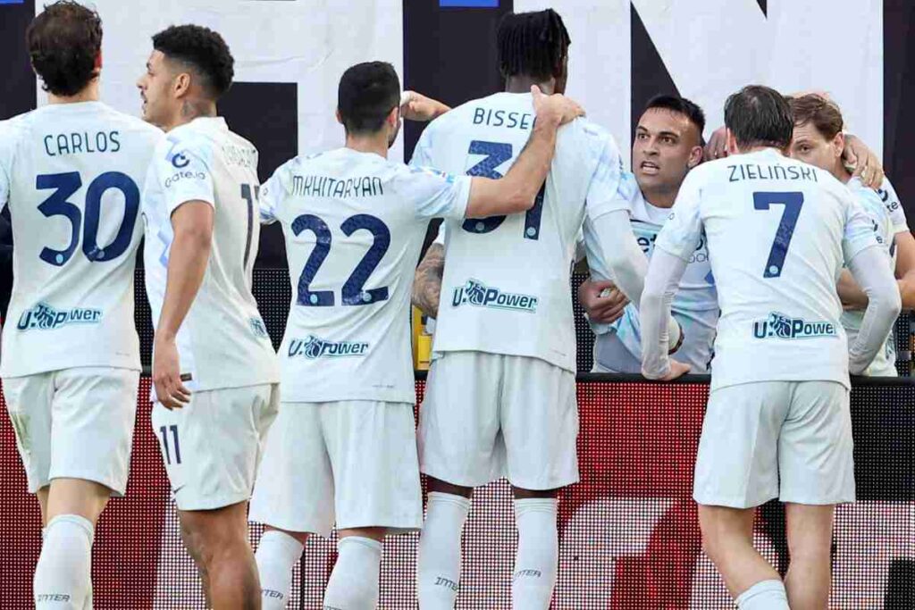 I calciatori dell'Inter Carlos Augusto, Luis Henrique, Mkhitaryan, Bisseck, Lautaro e Zielinski esultano
