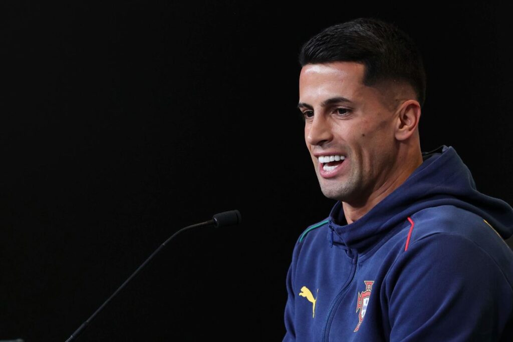 Cancelo mentre parla ai media con il Portogallo