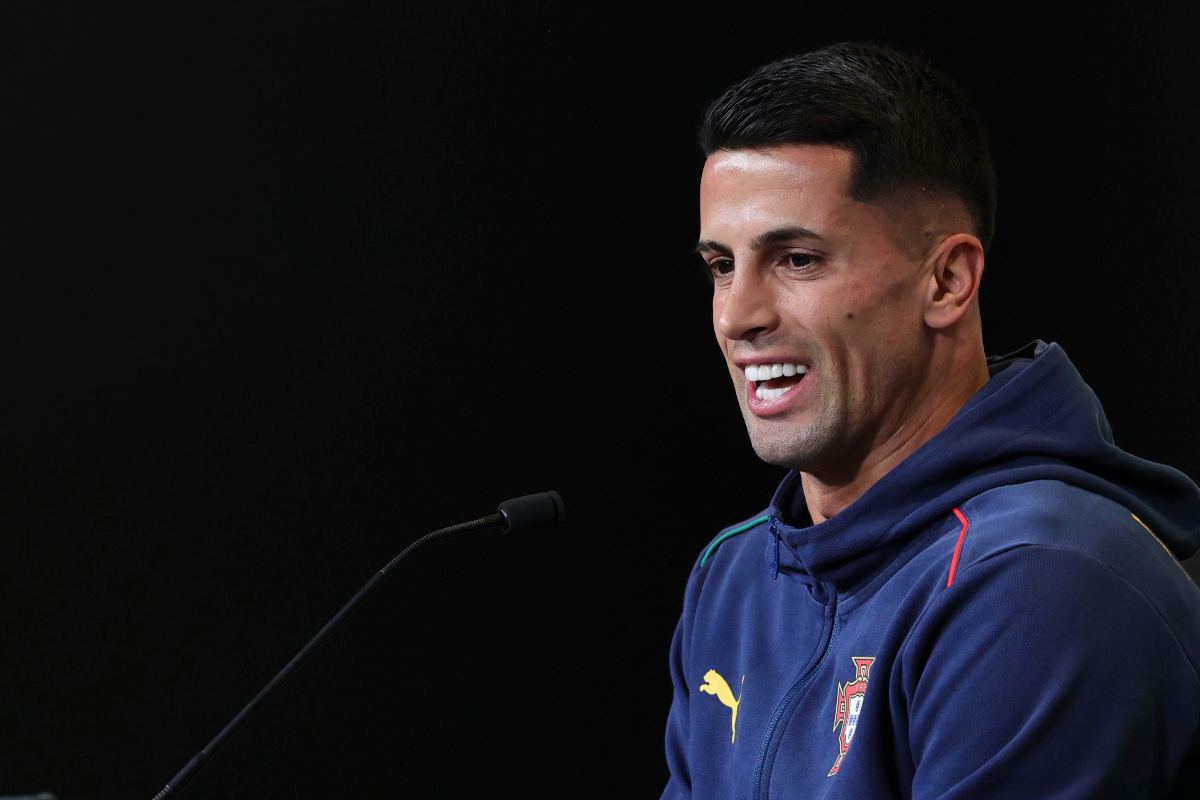 Cancelo mentre parla ai media con il Portogallo