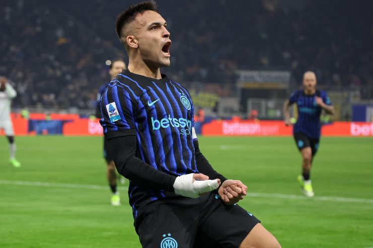 Lautaro Martínez esulta dopo un gol con la maglia dell’Inter durante una partita di Serie A allo stadio San Siro nel 2026.