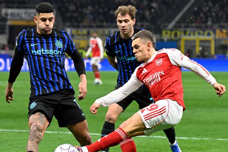Luis Henrique dell'Inter a contrasto nella gara contro l'Arsenal