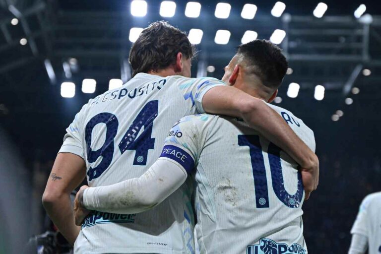 Pio e Lautaro si abbracciano dopo il gol