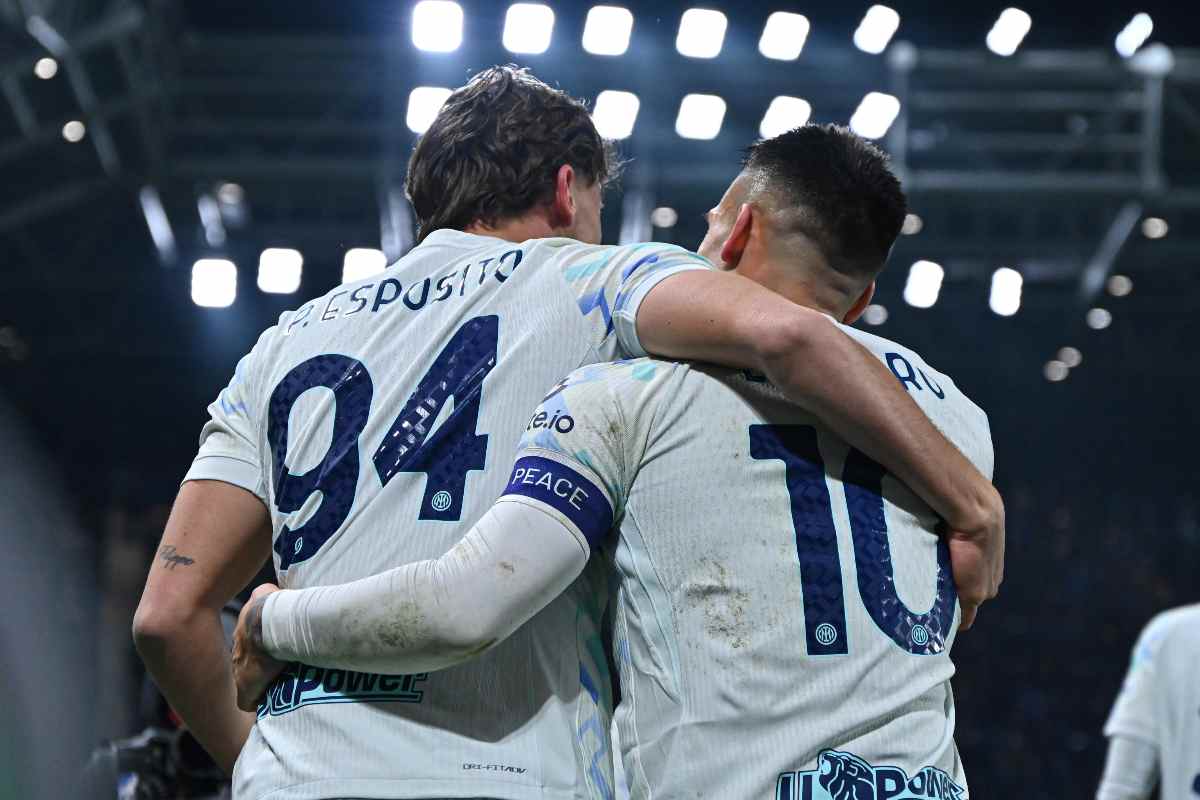 Pio e Lautaro si abbracciano dopo il gol