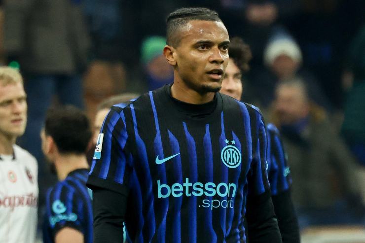 Manuel Akanji in campo durante la sfida di campionato tra Inter e Bologna