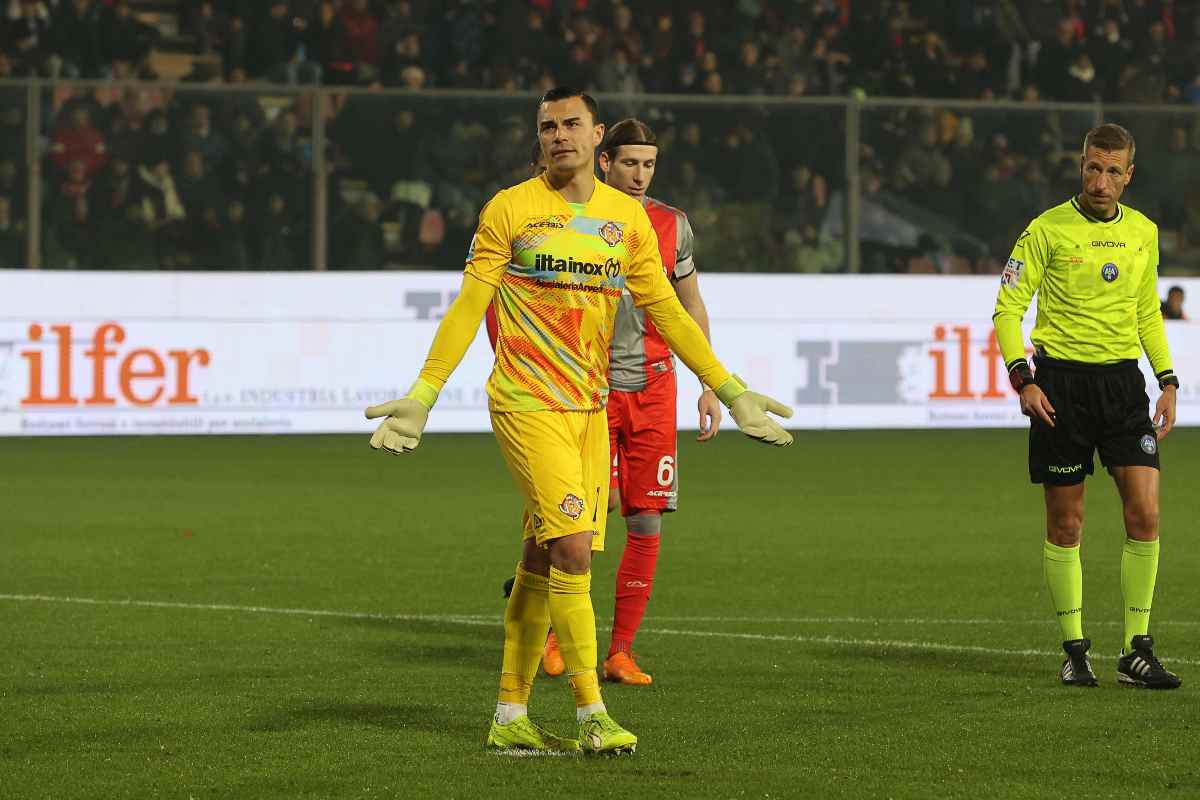 Audero guarda la curva in Cremonese-Inter