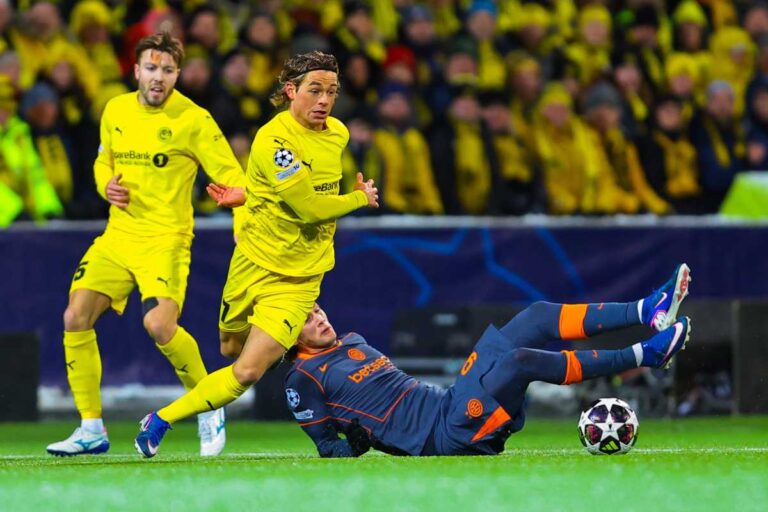 Il centrocampista Berg e l'attaccante Pio Esposito a duello nel corso del match tra Bodo Glimt ed Inter