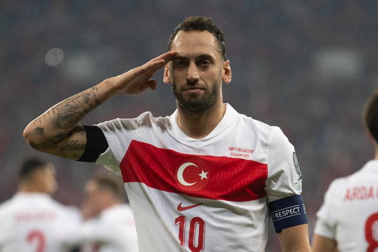 Calhanoglu con la maglia della Turchia