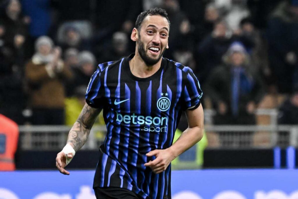 Calhanoglu contro il Como in campionato