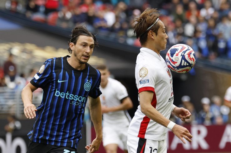 Matteo Darmian in contrasto aereo