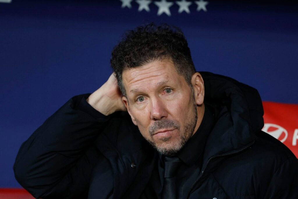 Diego Simeone, allenatore dell'Atletico Madrid, in panchina nel corso del match contro il Betis
