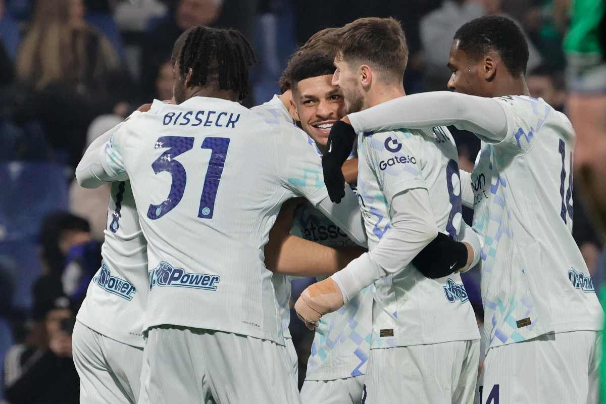 Giocatori dell'inter che festeggiano dopo un gol