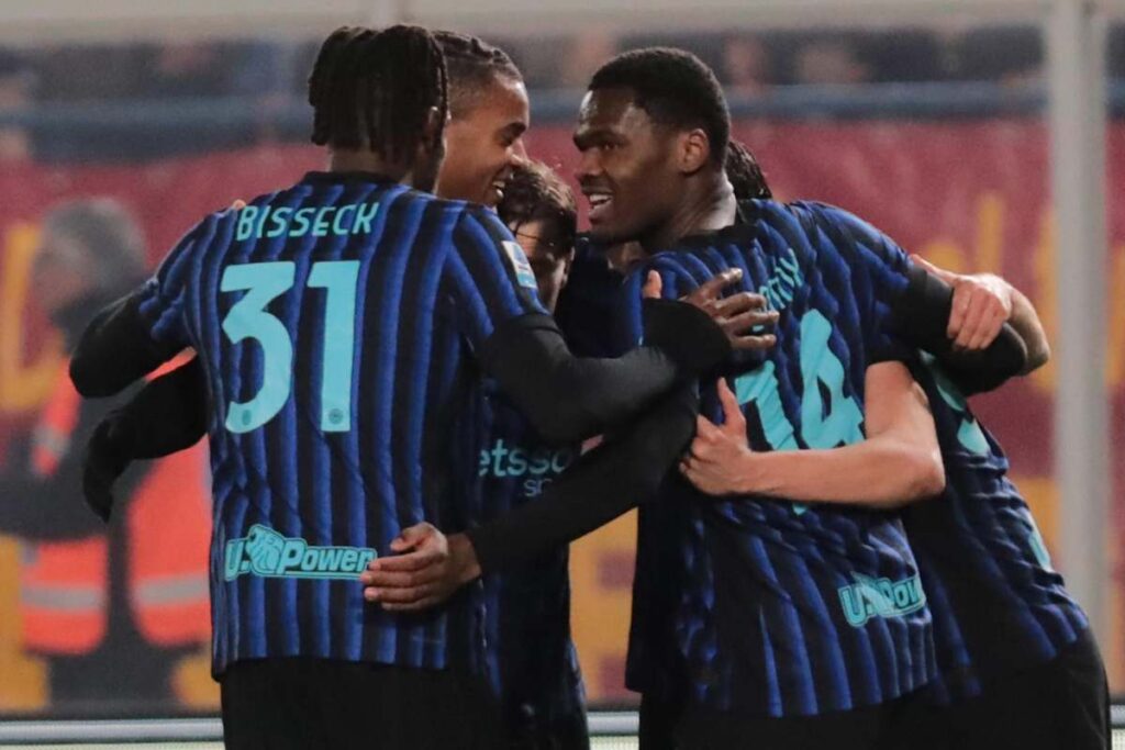 Calciatori dell'Inter esultano