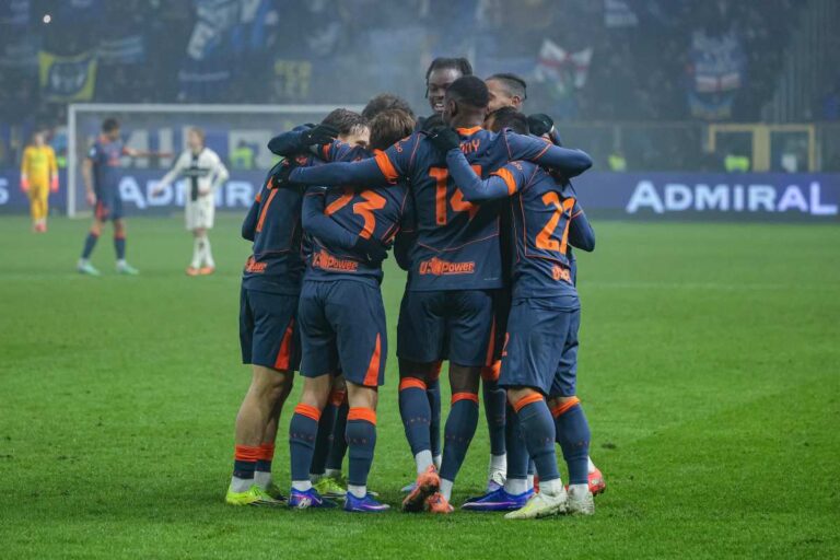 I calciatori dell'Inter si abbracciano dopo la rete realizzata nel match contro il Parma