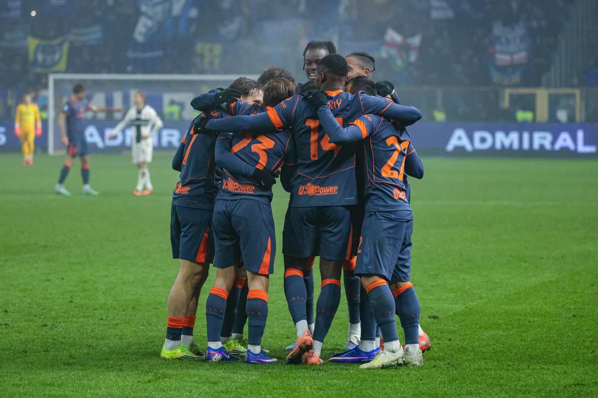 I calciatori dell'Inter si abbracciano dopo la rete realizzata nel match contro il Parma