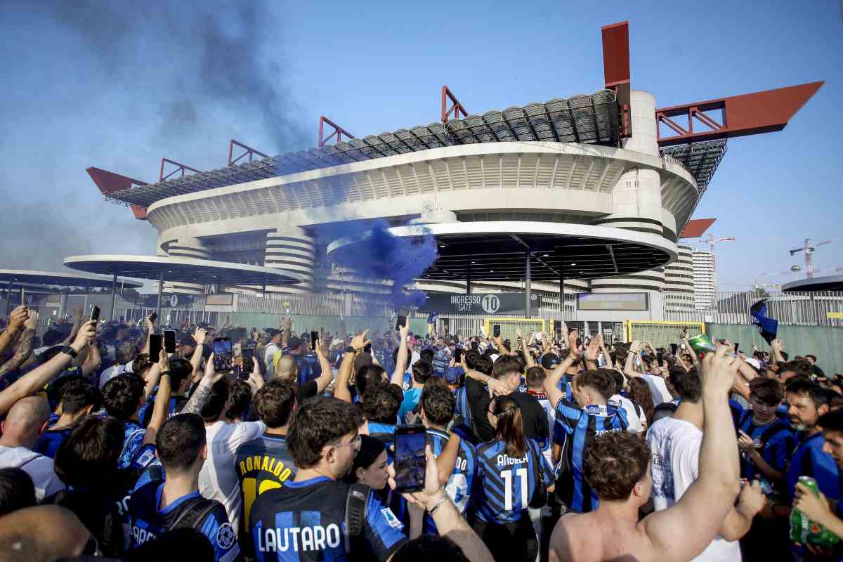 I tifosi dell'Inter davanti allo Stadio San Siro prima della finale di Champions League contro il PSG