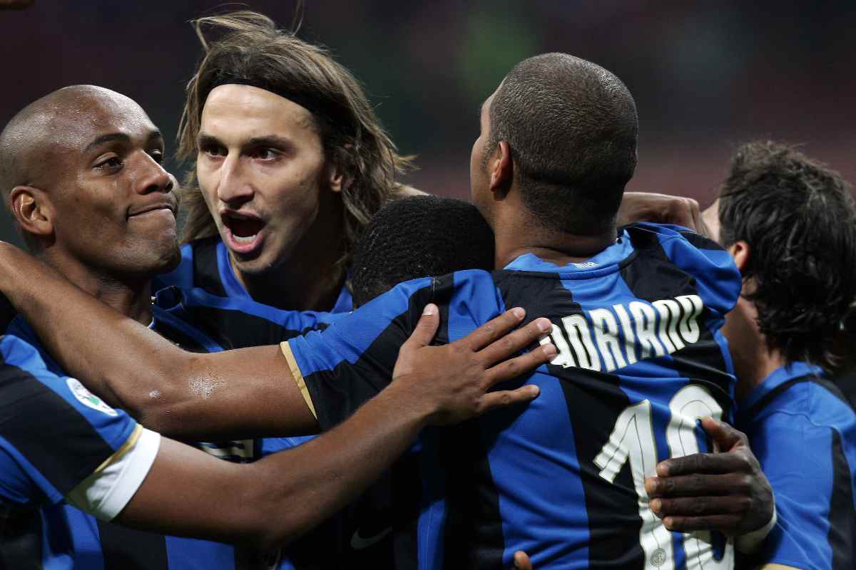 I giocatori dell'Inter festeggiano Adriano che ha realizzato il secondo goal contro il Bologna