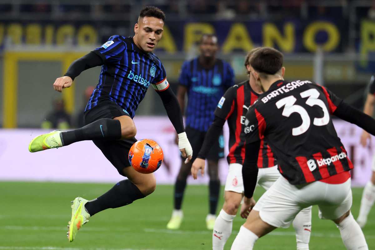Lautaro e Bartesaghi durante il derby fra Inter e Milan.
