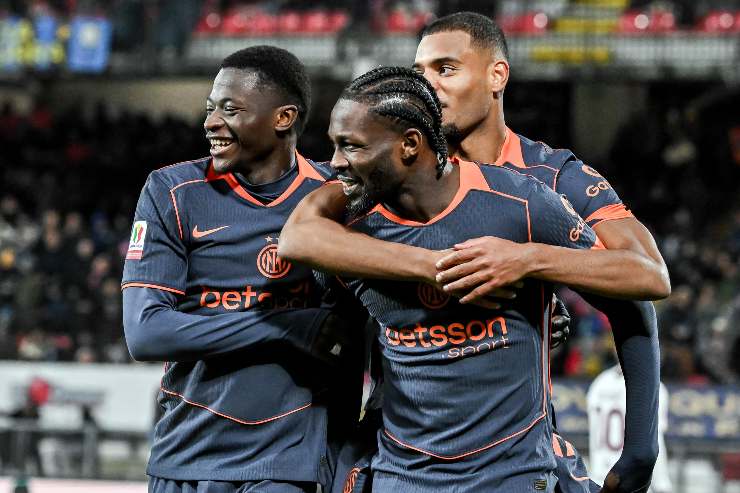 Kamate esulta con i compagni dell'Inter