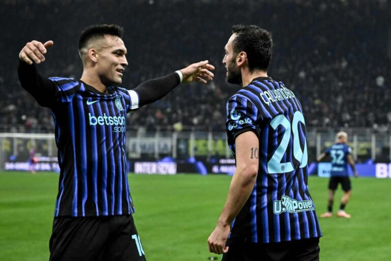 Lautaro e Calhanoglu esultano contro il Como