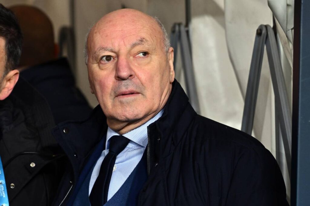 Beppe Marotta in primo piano appare perplesso