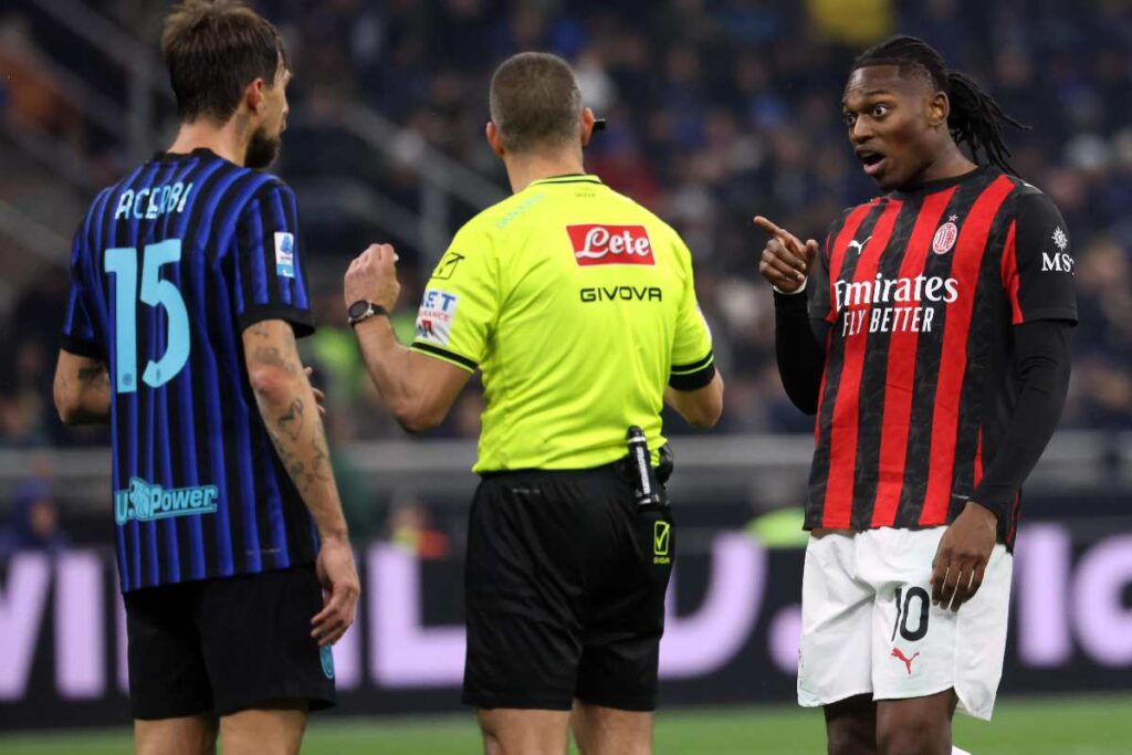 Rafael Leao discute con Francesco Acerbi durante il derby tra Milan ed Inter