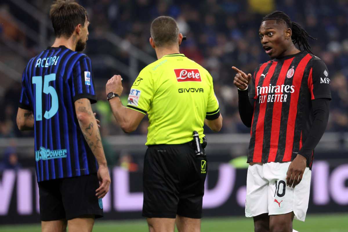 Rafael Leao discute con Francesco Acerbi durante il derby tra Milan ed Inter