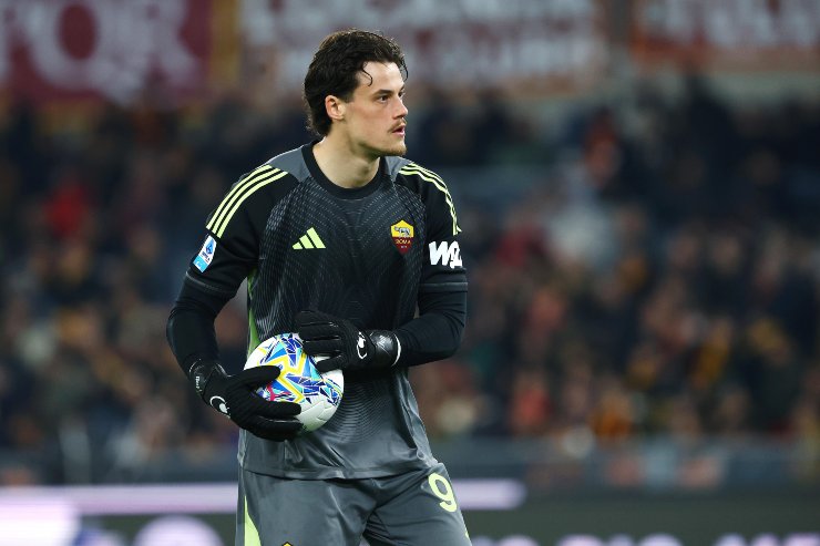 Mile Svilar, portiere della Roma, nel corso del match contro la Cremonese