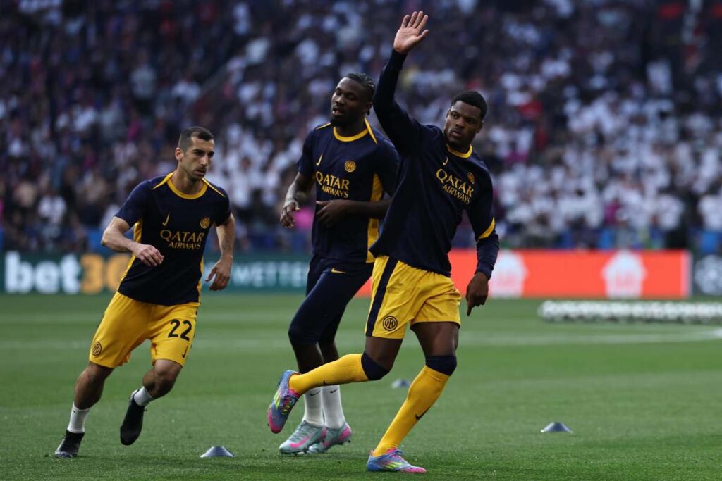 Henrikh Mkhitaryan, Denzel Dumfries e Marcus Thuram nel corso del riscaldamento prima del match di Champions League contro il PSG