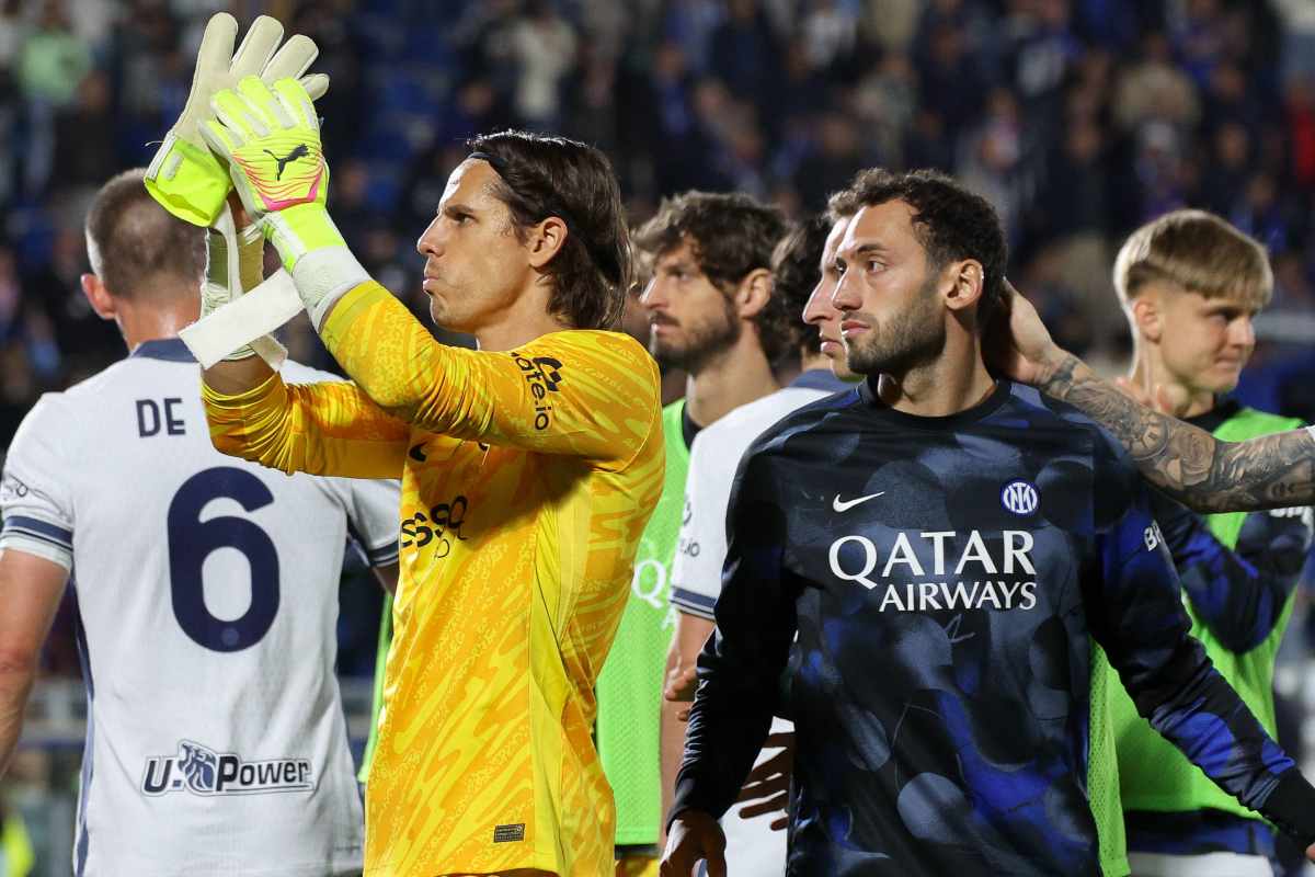 Yann Sommer, portiere dell'Inter, e Hakan Calhanoglu, centrocampista dell'Inter, al termine del match contro il Como