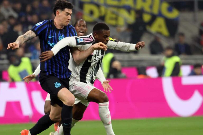 Bastoni e Kalulu durante Inter-Juventus