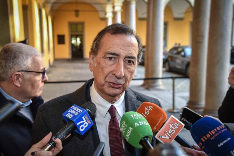 Beppe Sala risponde ai gironalisti