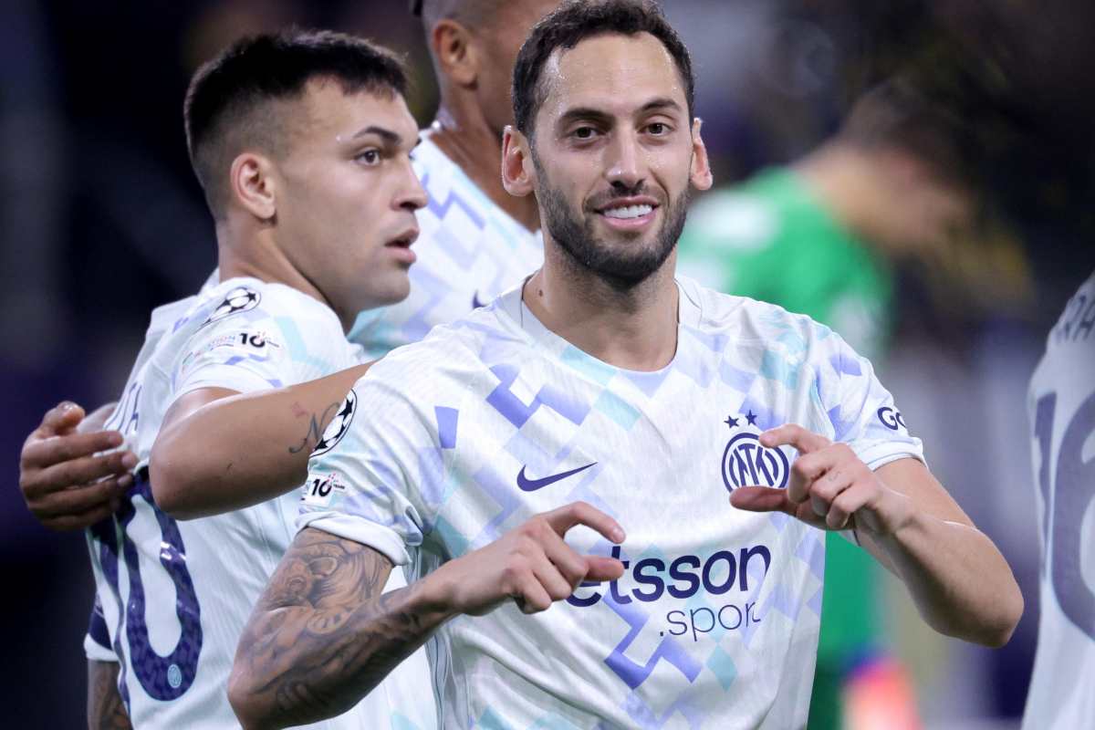 Hakan Calhanoglu in campo con l'Inter