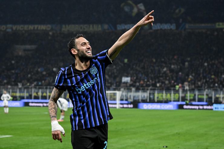 Hakan Calhanoglu in campo con l'Inter