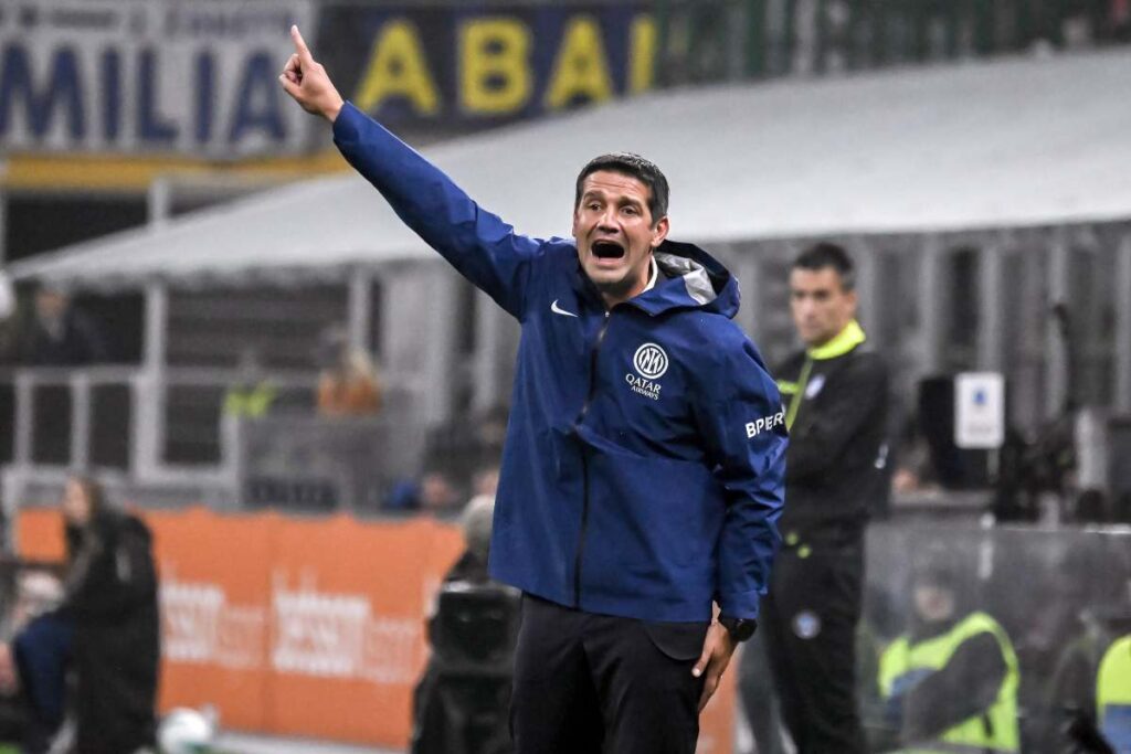 Chivu dà indicazioni in partita