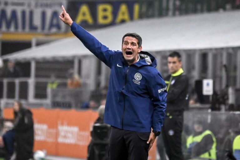 Chivu dà indicazioni in partita