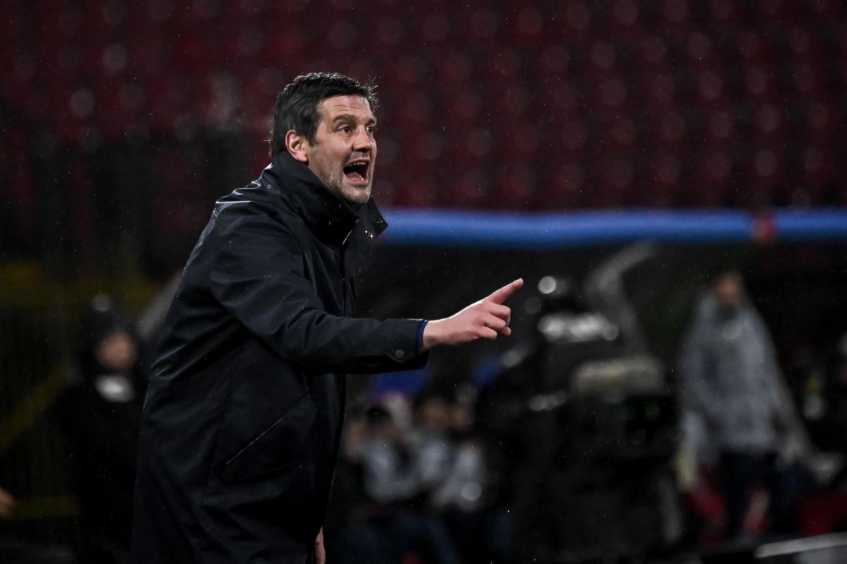 Chivu dà indicazioni durante la partita dell'Inter