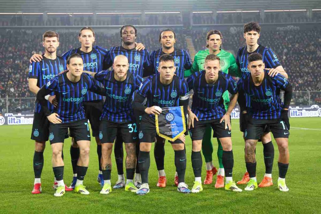 La formazione dell’Inter schierata in campo prima del fischio d’inizio di una partita ufficiale allo stadio nel 2026.